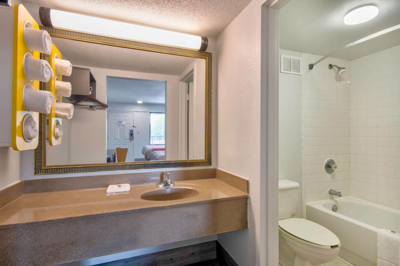 6-lafayette, La Hotel