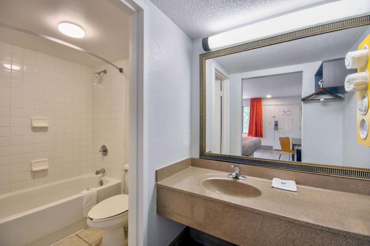 6-lafayette, La Hotel