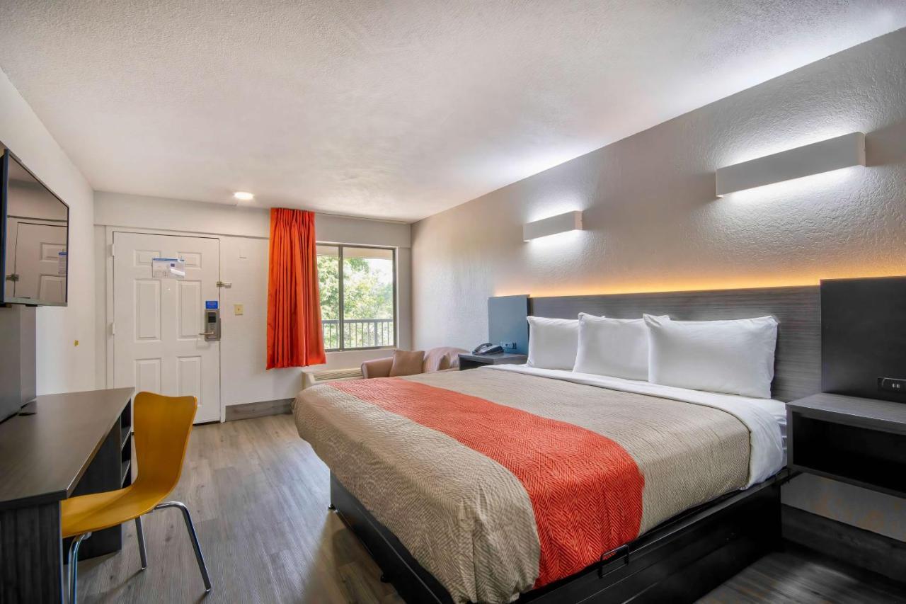 6-lafayette, La Hotel