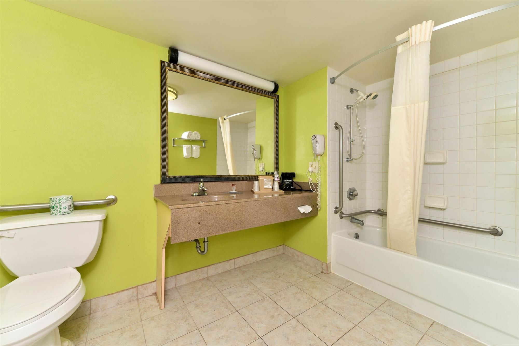 6-lafayette, La Hotel